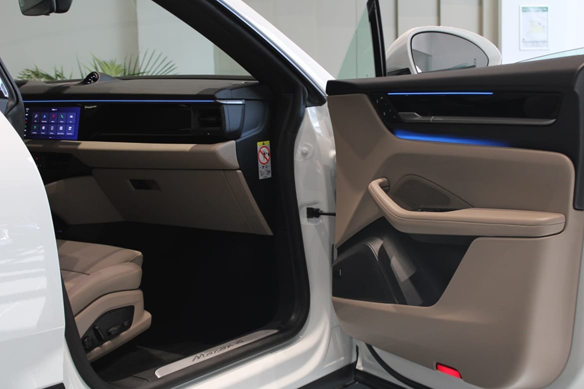 Vehicle Image 13