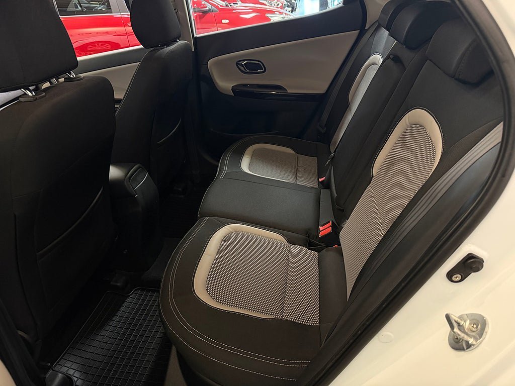 Vehicle Image 16
