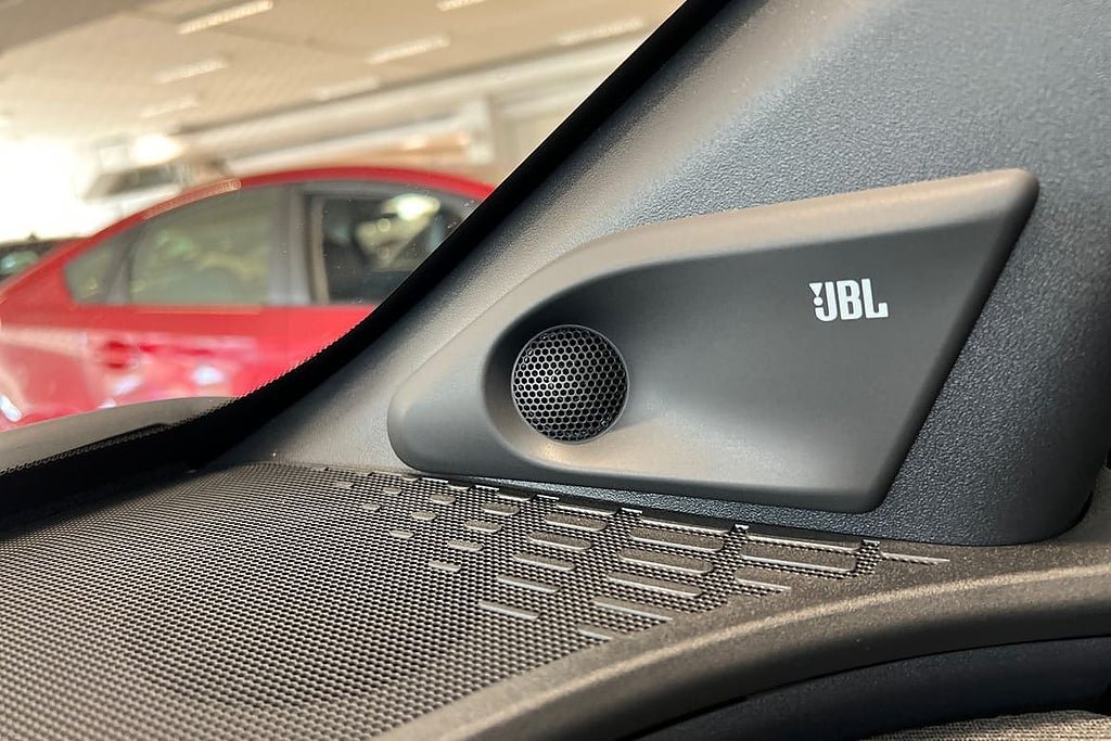 Vehicle Image 25