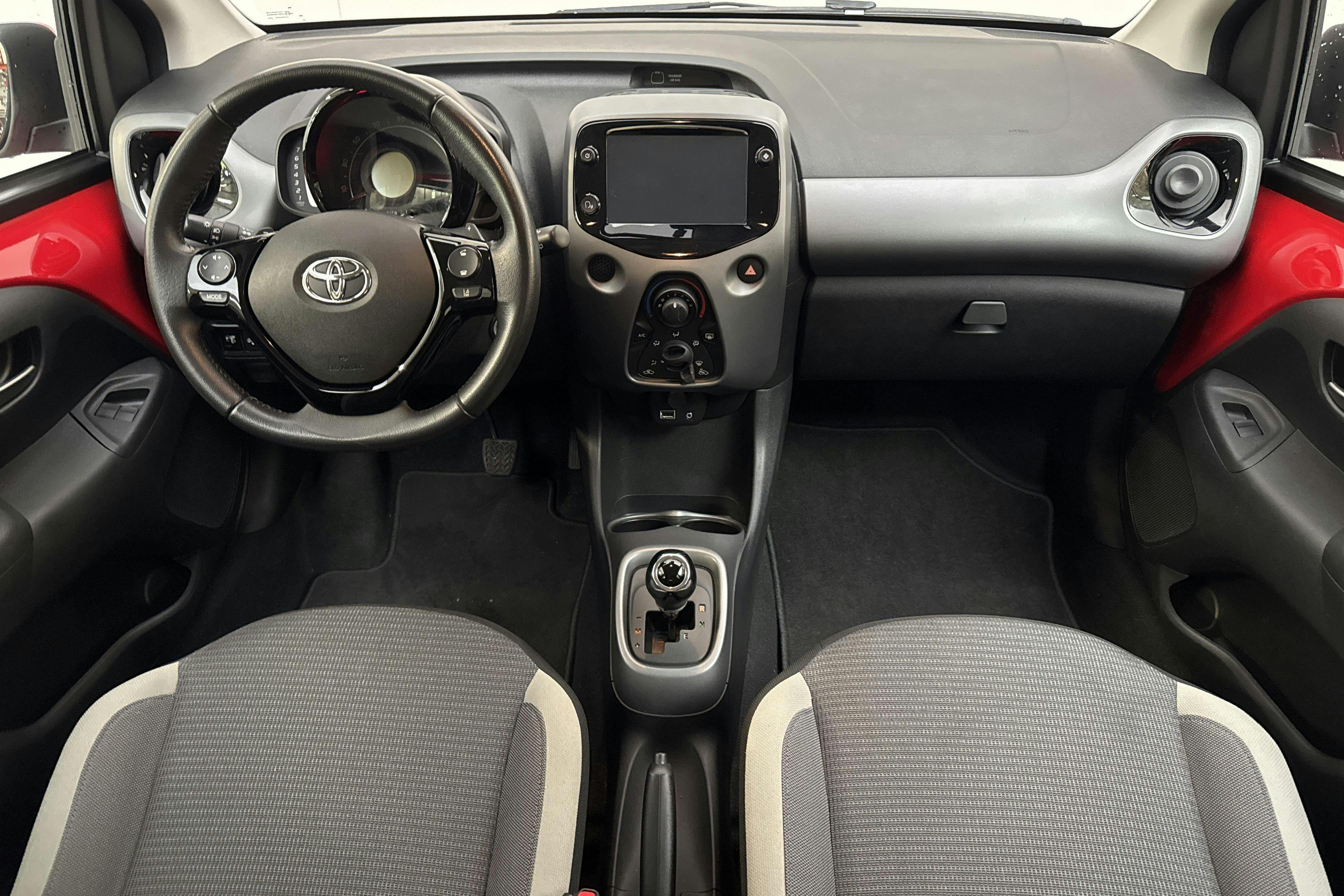 Vehicle Image 6
