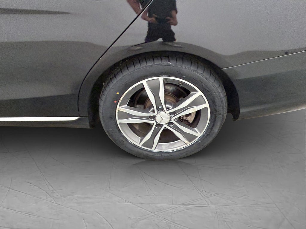 Vehicle Image 32