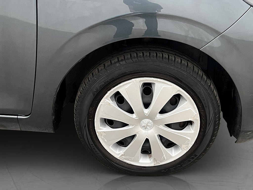 Vehicle Image 25