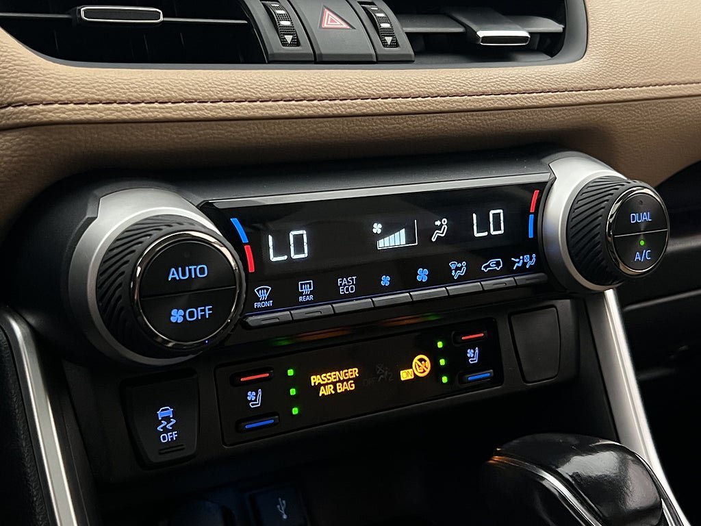 Vehicle Image 25