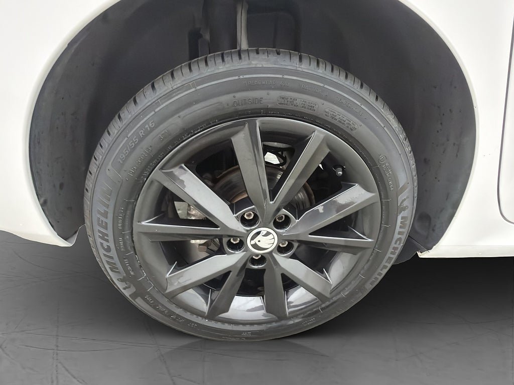 Vehicle Image 30