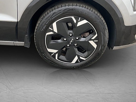 Vehicle Image 32
