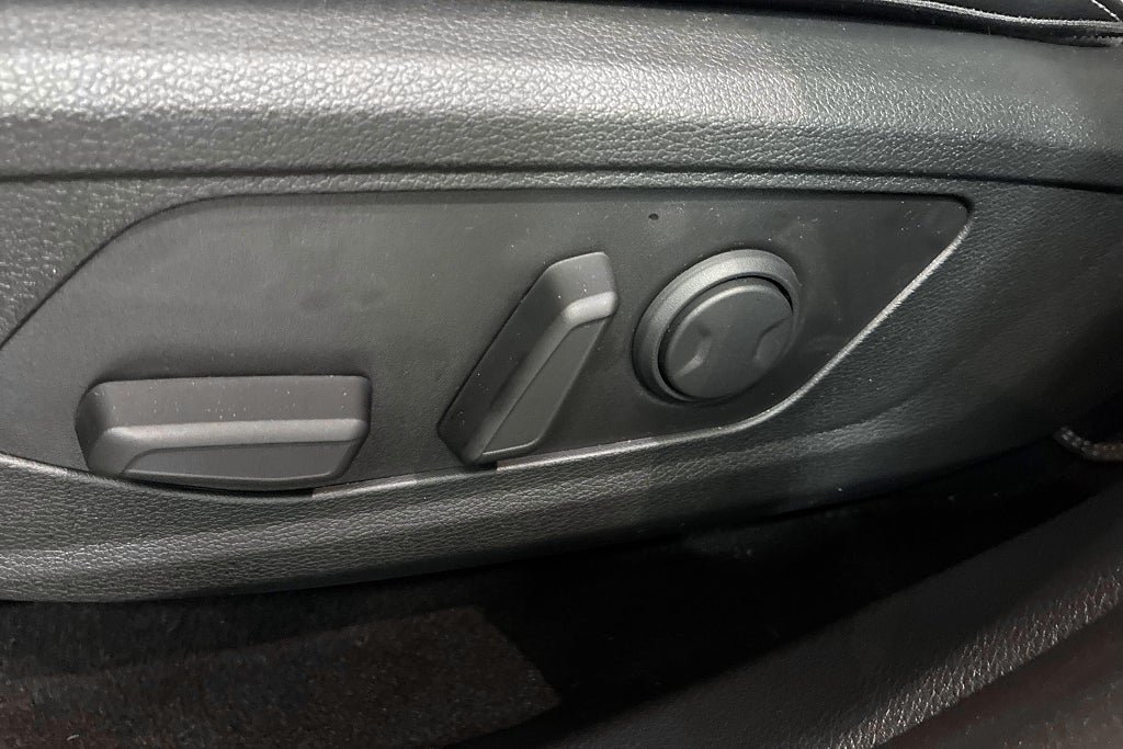 Vehicle Image 25