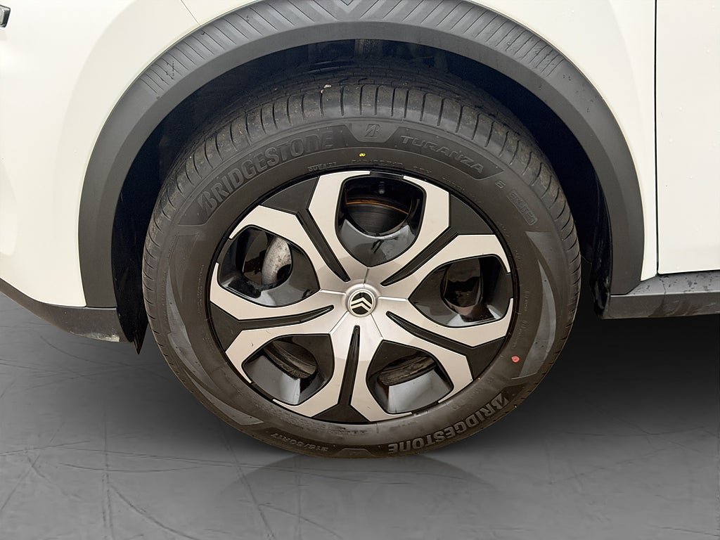 Vehicle Image 25