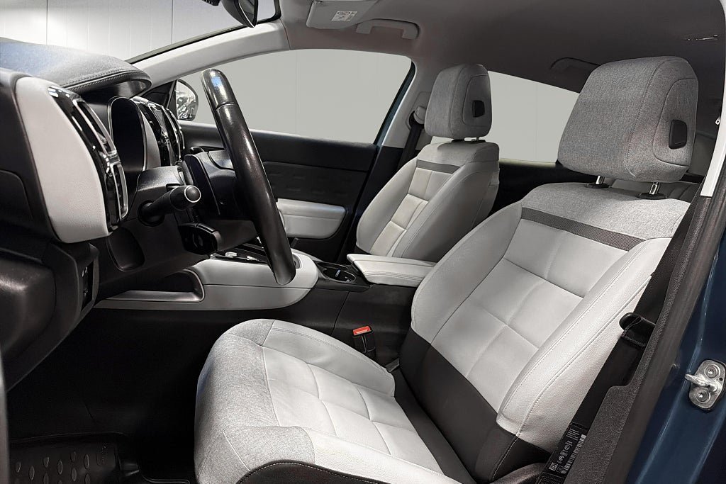 Vehicle Image 11