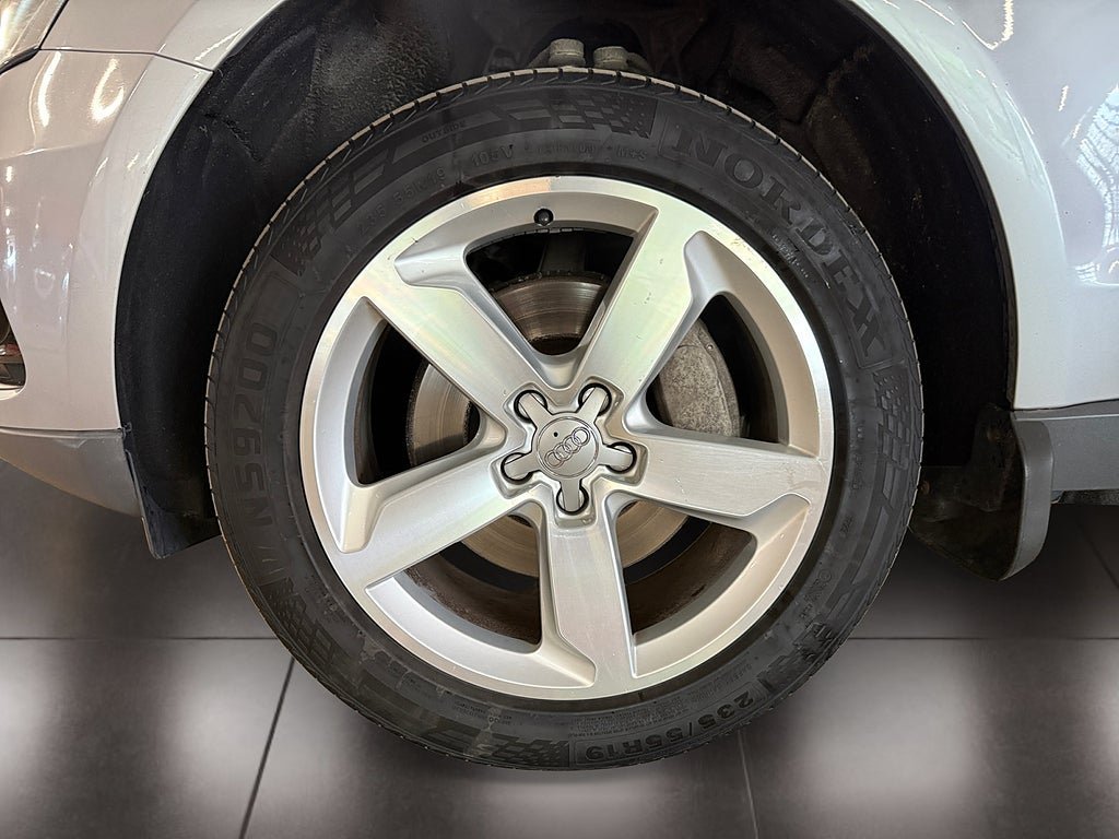 Vehicle Image 25