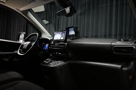 Vehicle Image 25