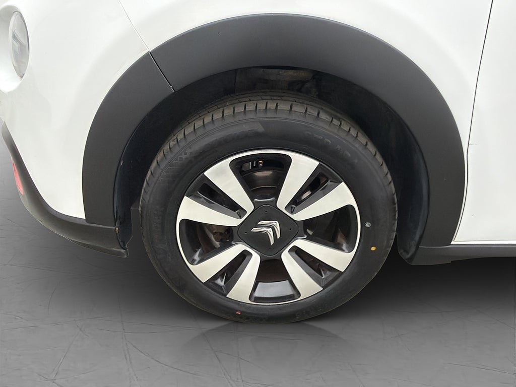 Vehicle Image 25
