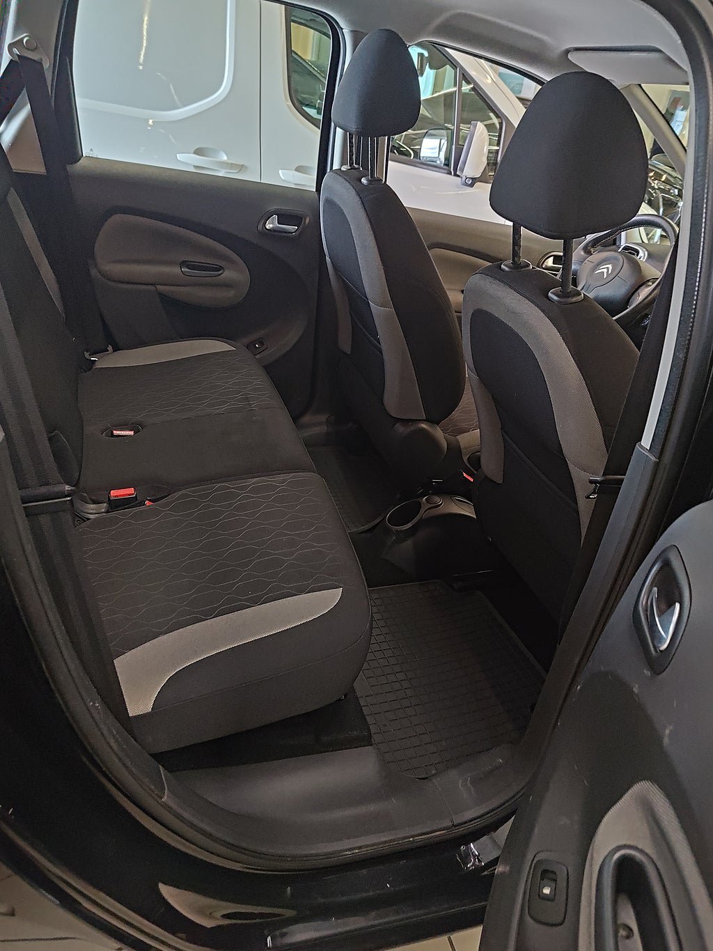 Vehicle Image 7