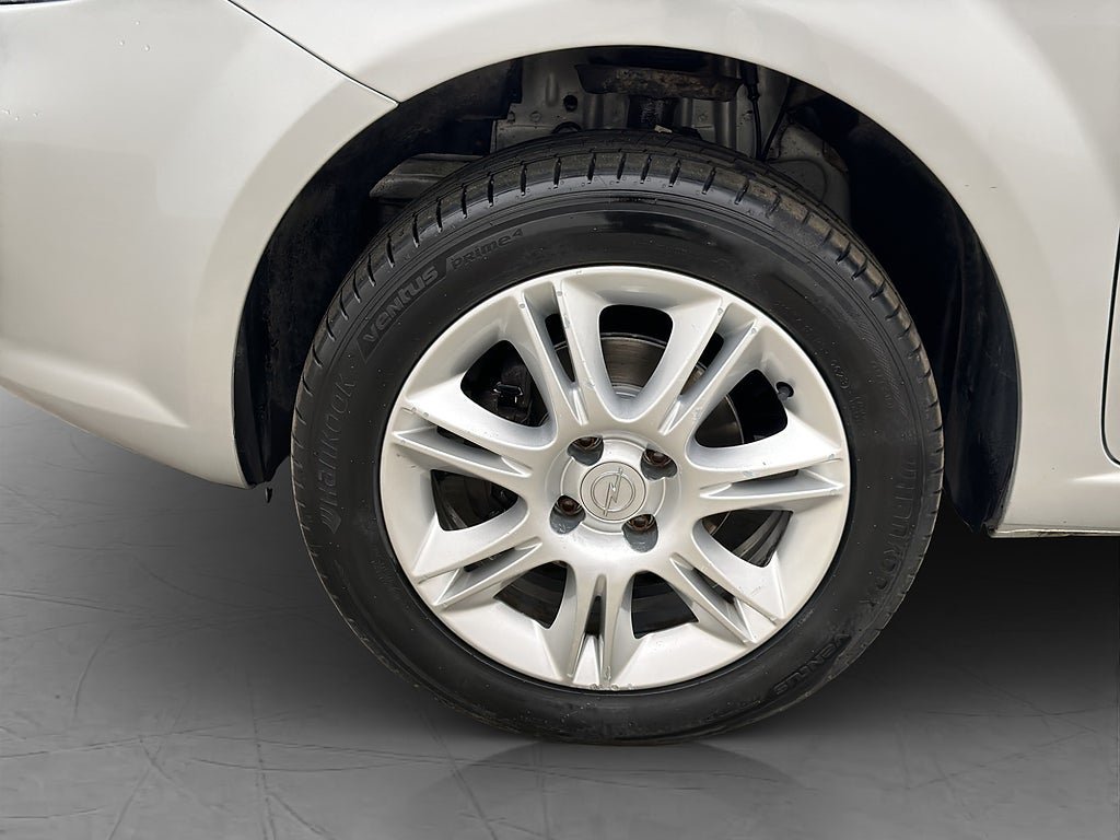 Vehicle Image 25