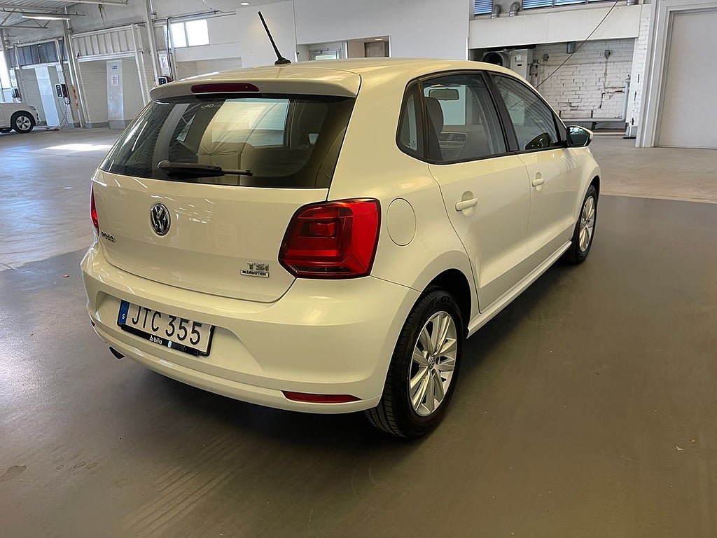 Vehicle Image 6