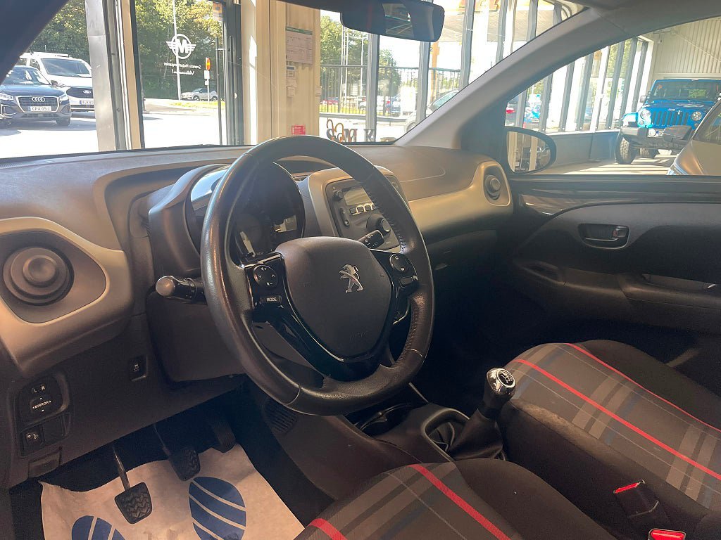 Vehicle Image 12