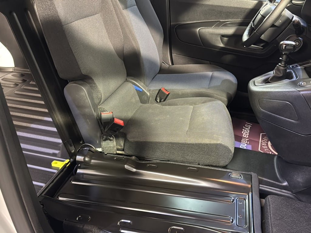 Vehicle Image 10