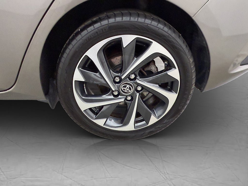 Vehicle Image 25