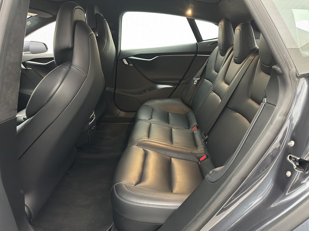 Vehicle Image 25