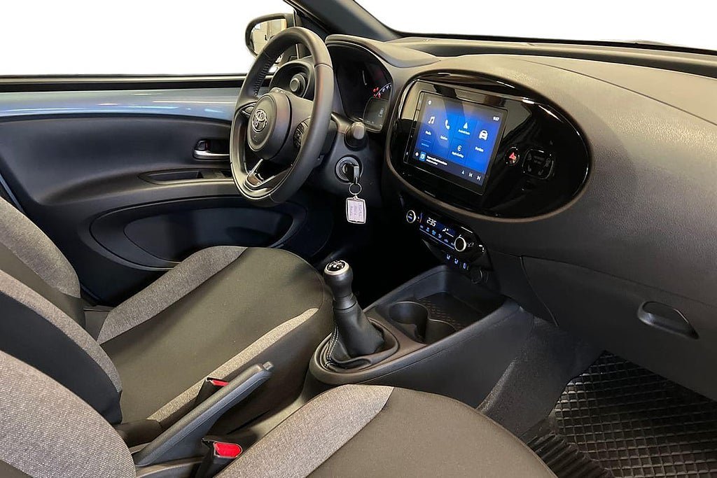 Vehicle Image 6