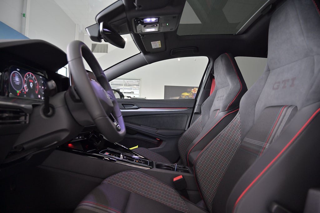 Vehicle Image 25