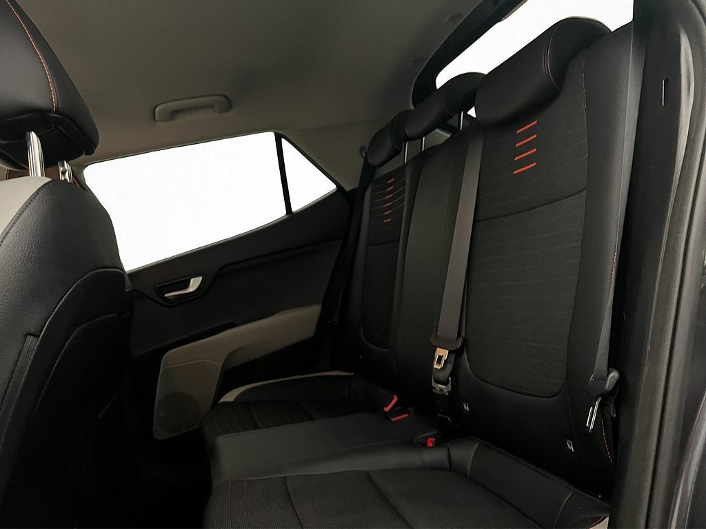 Vehicle Image 25