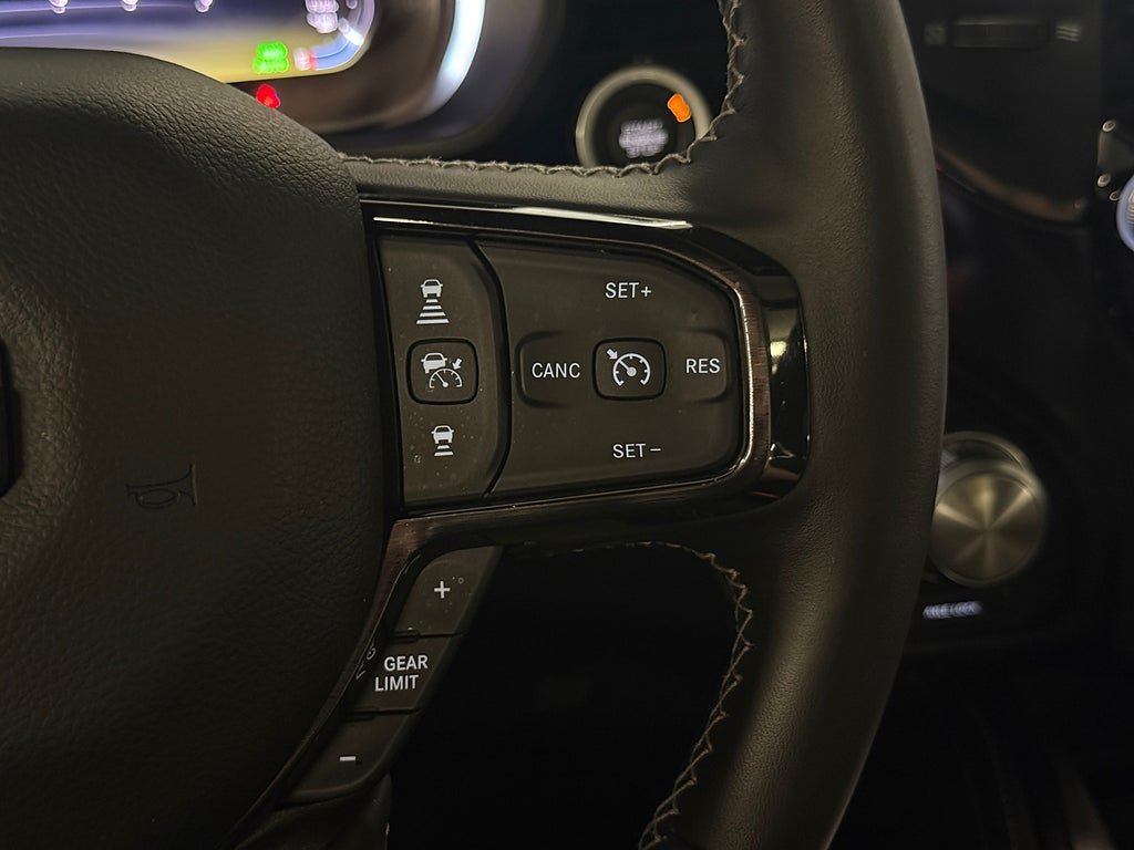 Vehicle Image 25