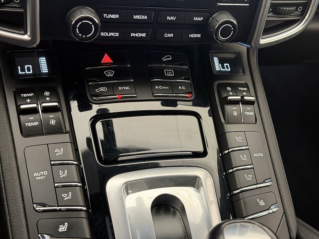 Vehicle Image 25