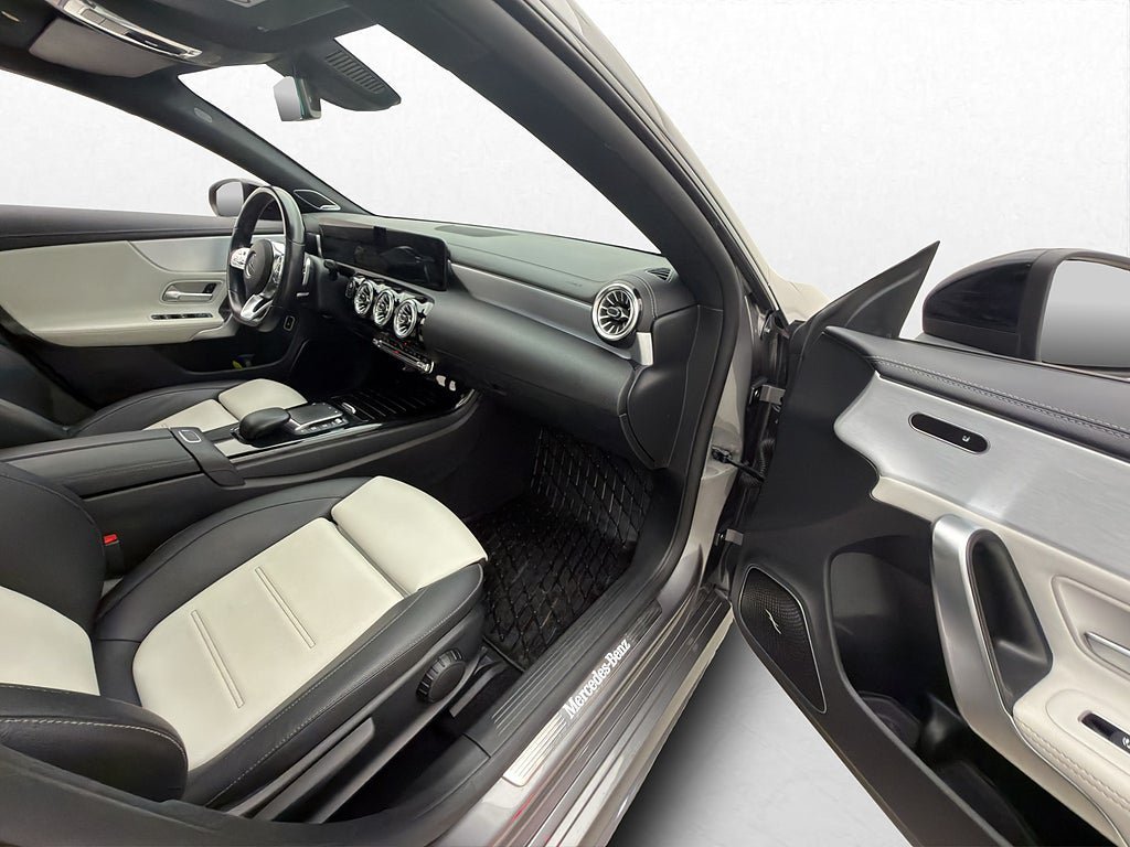 Vehicle Image 32