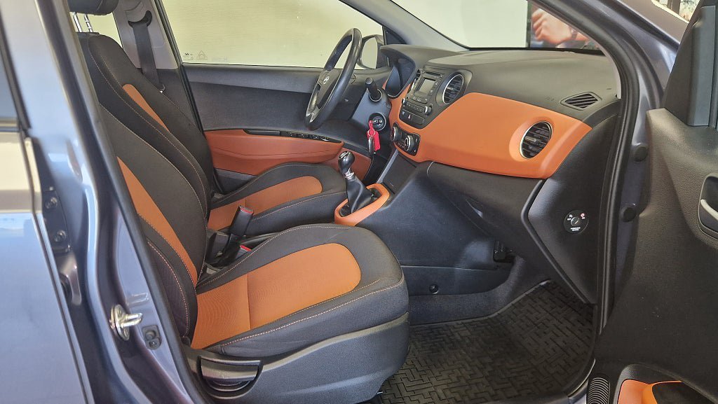 Vehicle Image 16