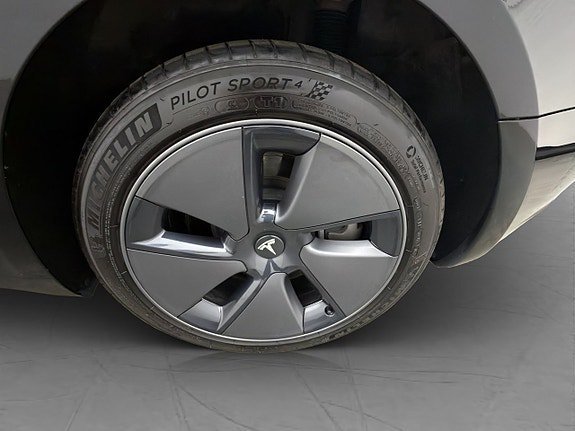 Vehicle Image 32