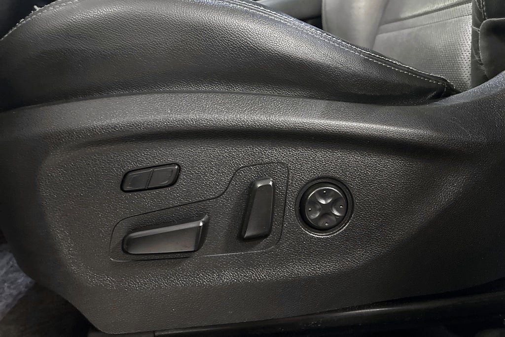Vehicle Image 25