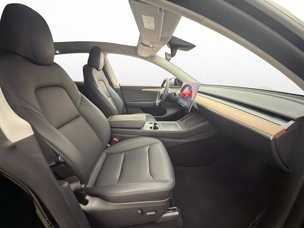 Vehicle Image 25