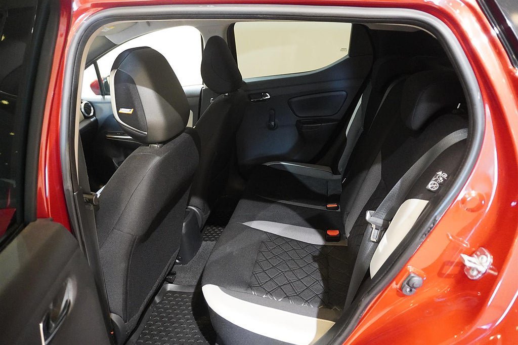 Vehicle Image 9