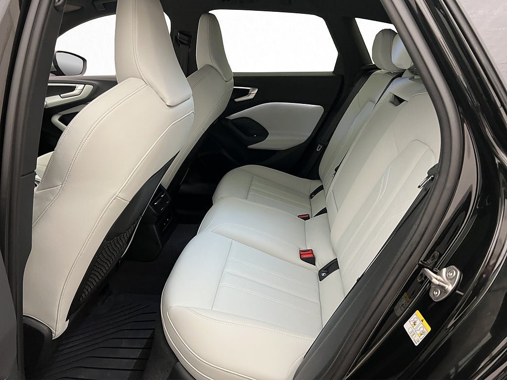 Vehicle Image 32