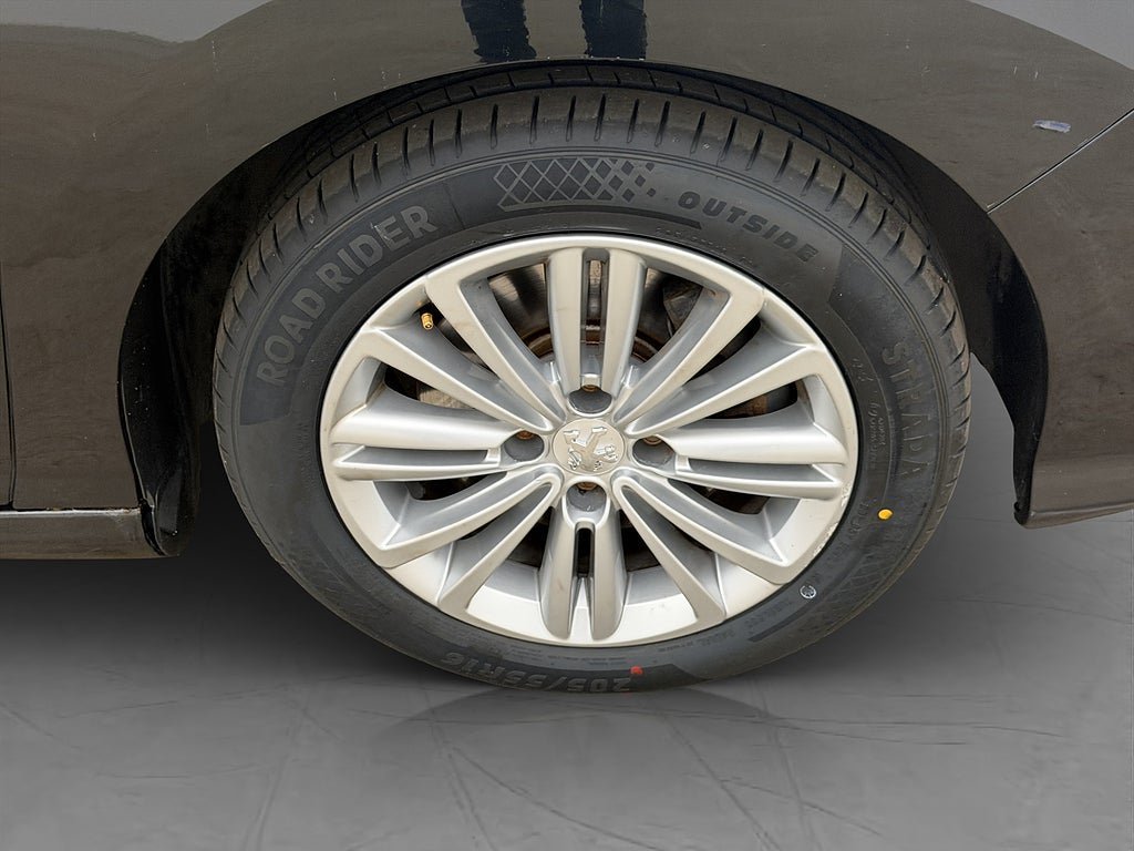 Vehicle Image 25