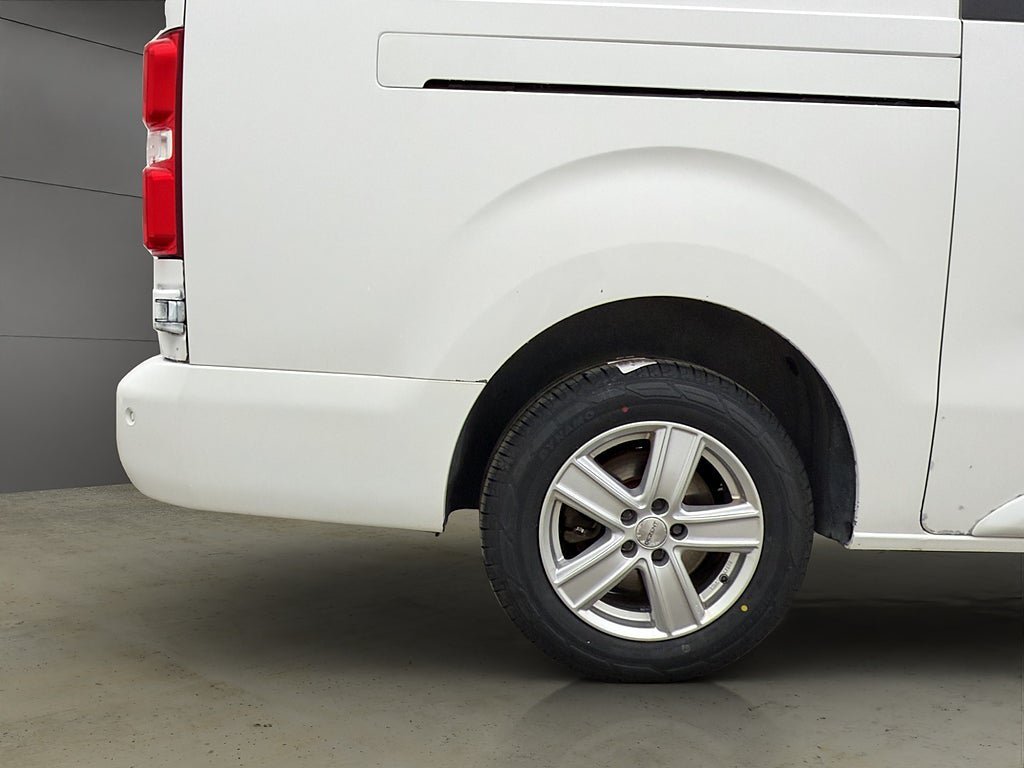 Vehicle Image 32