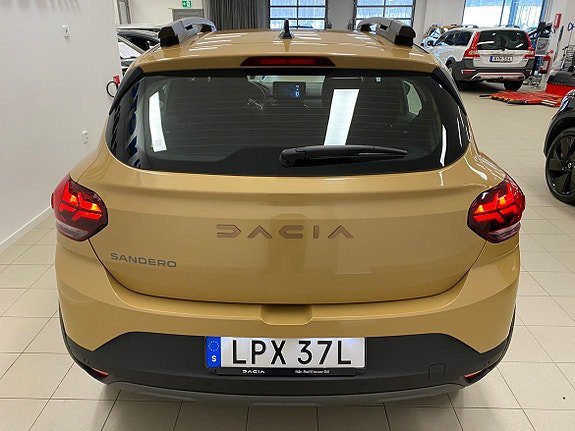 Vehicle Image 6