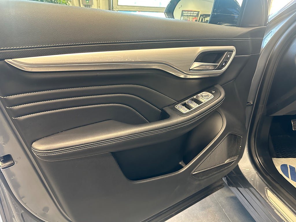 Vehicle Image 15