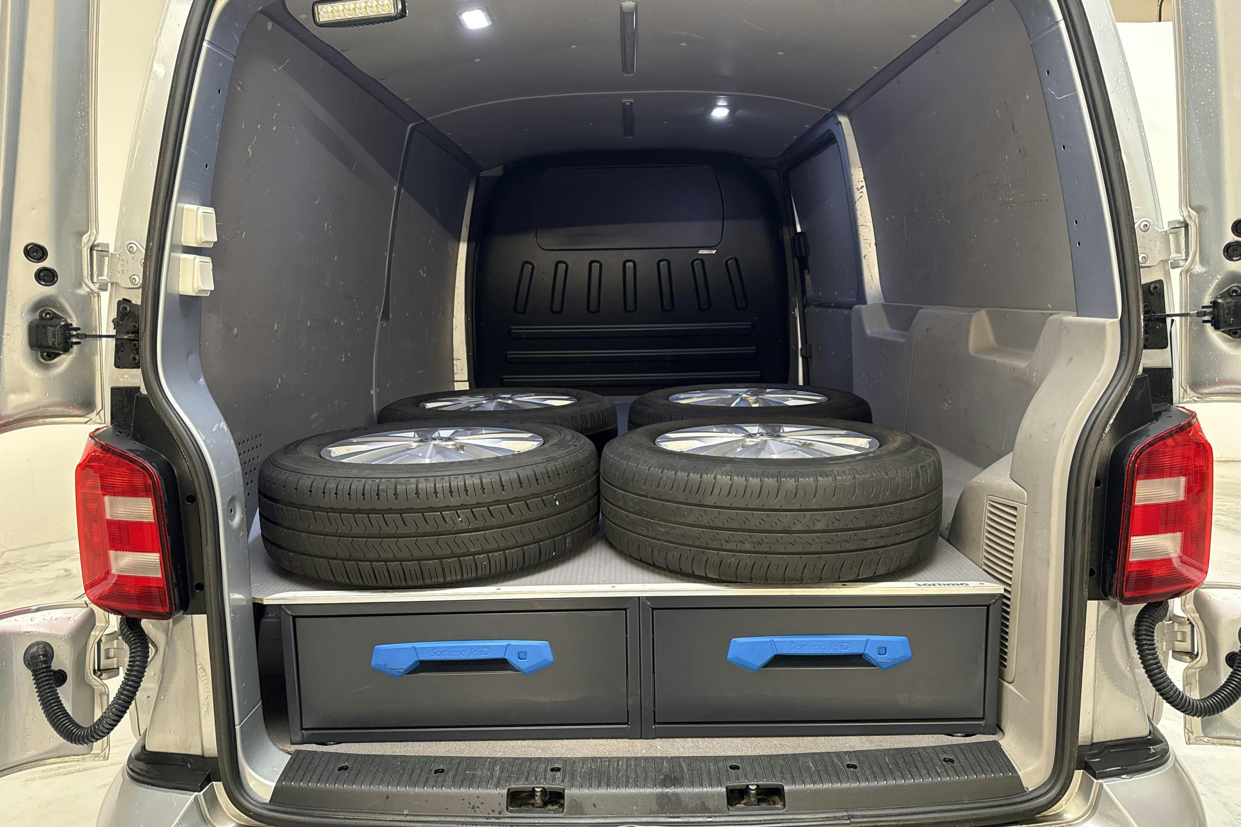 Vehicle Image 8