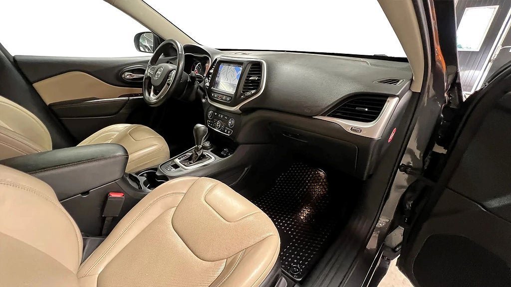 Vehicle Image 16