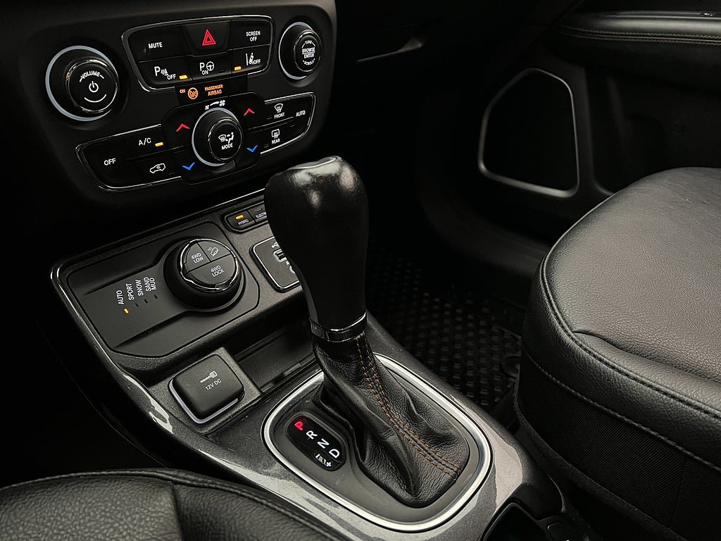Vehicle Image 25