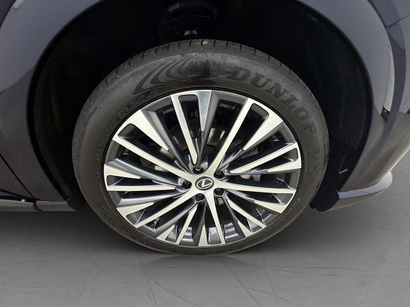 Vehicle Image 32