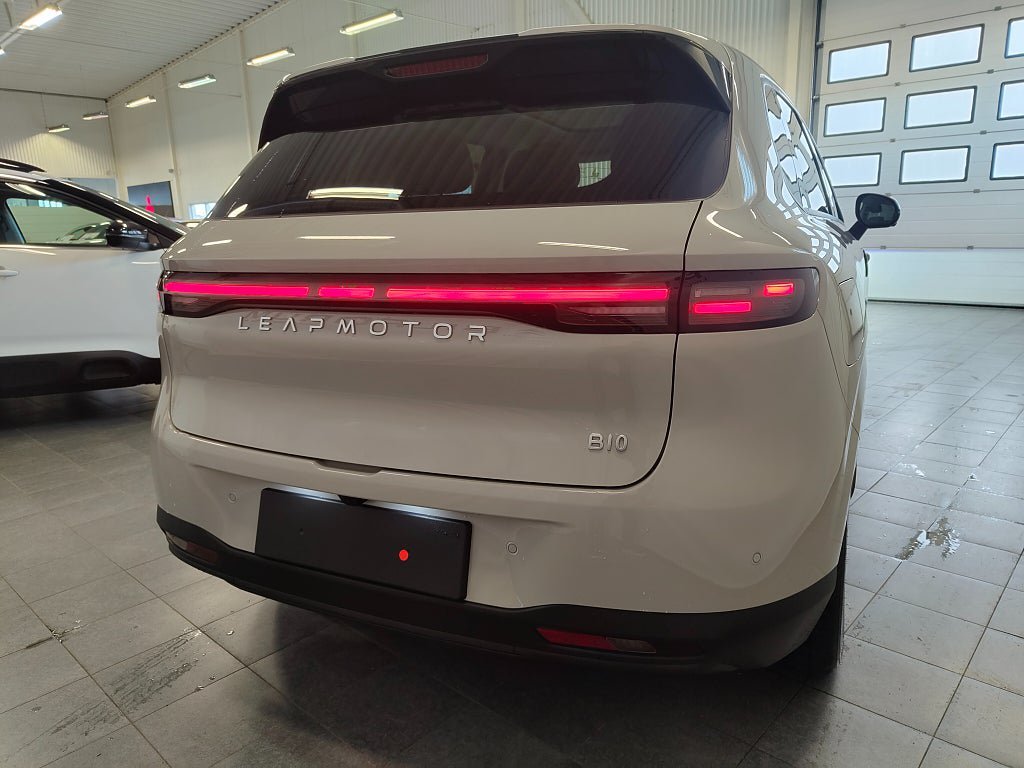 Vehicle Image 6