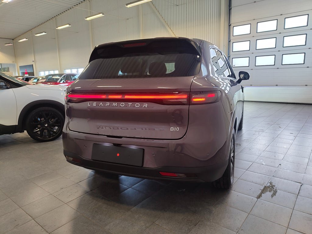 Vehicle Image 10