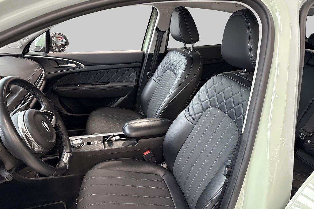 Vehicle Image 8