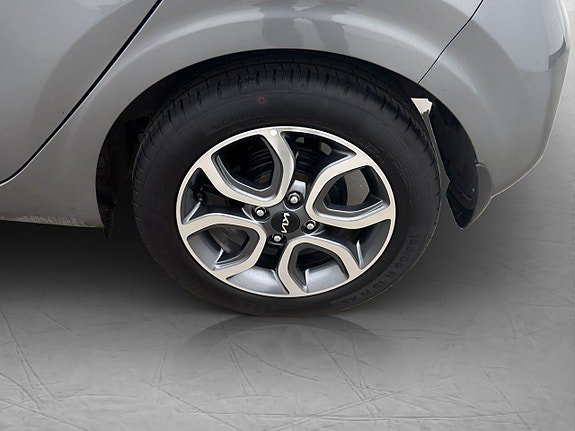 Vehicle Image 25
