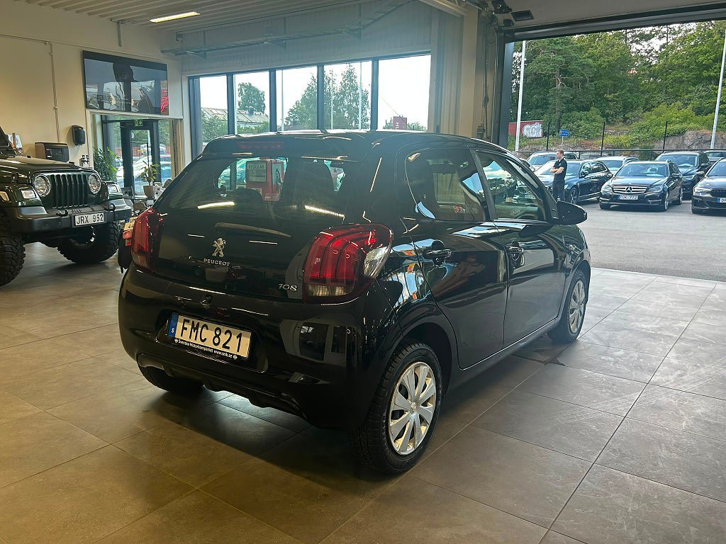 Vehicle Image 8