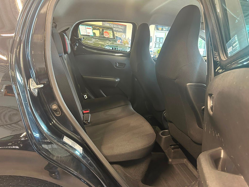Vehicle Image 16