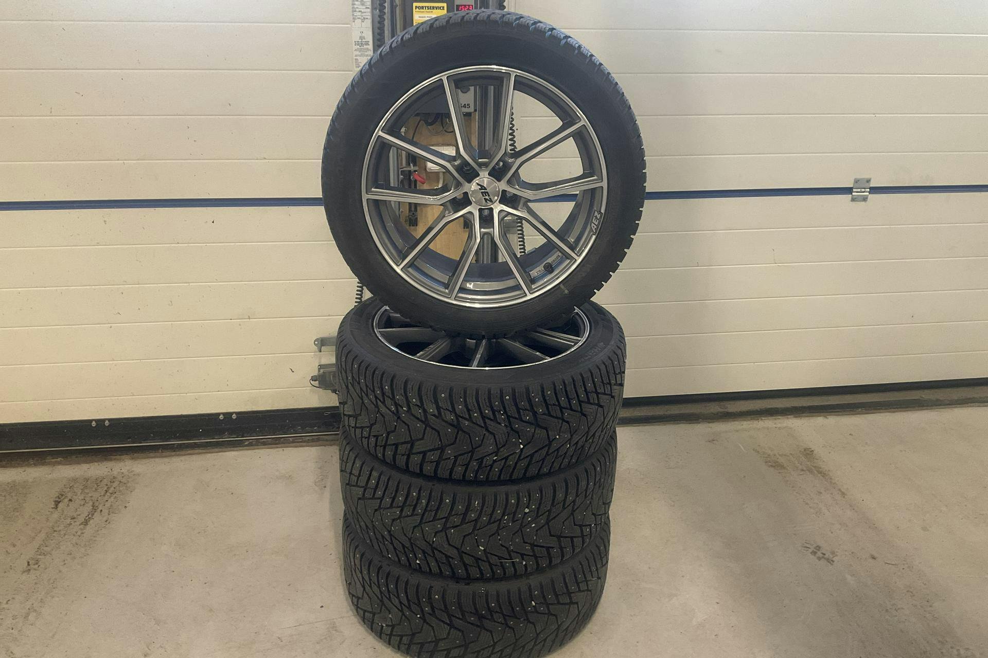 Vehicle Image 25