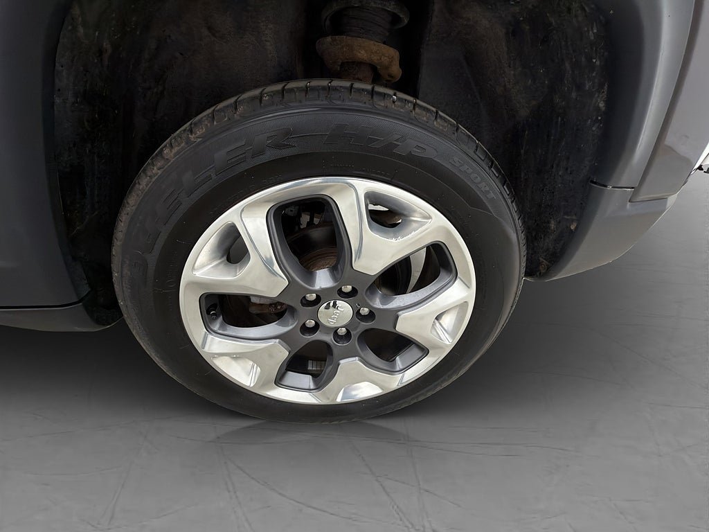 Vehicle Image 25